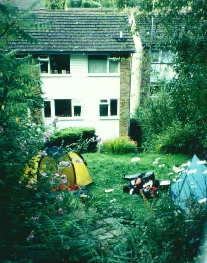 Zelten im Garten eines englischen Hinterhauses