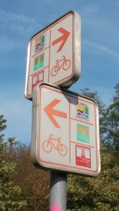Wegschilder drei unterschiedlicher Radrouten durch Ruhrgebiet