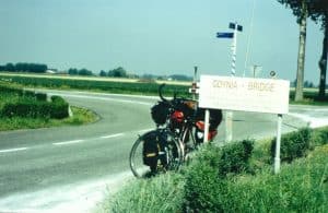Reiserad mit Packtaschen an einer Landstrasse in Belgien