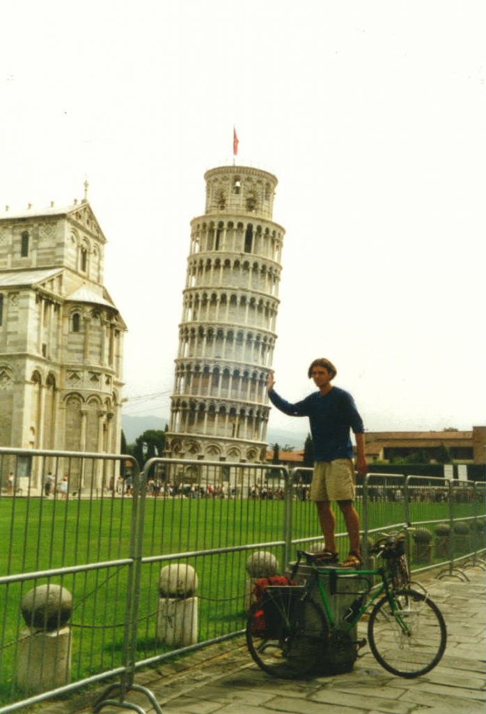 Radreisender vor dem schiefen Turm von Pisa
