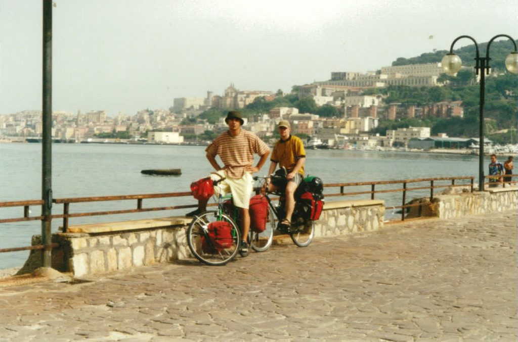 Radreisende an der italienischen Ostküstenstadt Gaeta