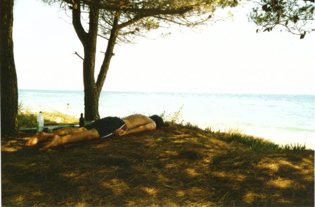 Radreisender mach Mittagschlaf unter Pinienbäumen Korsika
